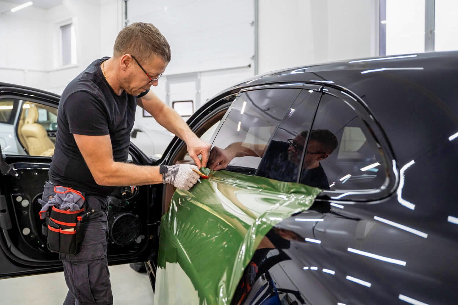 ¿Qué es wrapping? Conoce cómo cambiar el color de tu coche con vinilo premium, qué acabados existen y por qué importa la instalación.